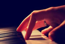 爱游戏：一言不合就锁喉？追梦被晃飞后落地时直接锁喉米西 裁判判罚普通犯规！.